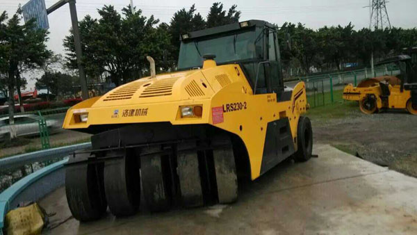 膠輪壓路機
