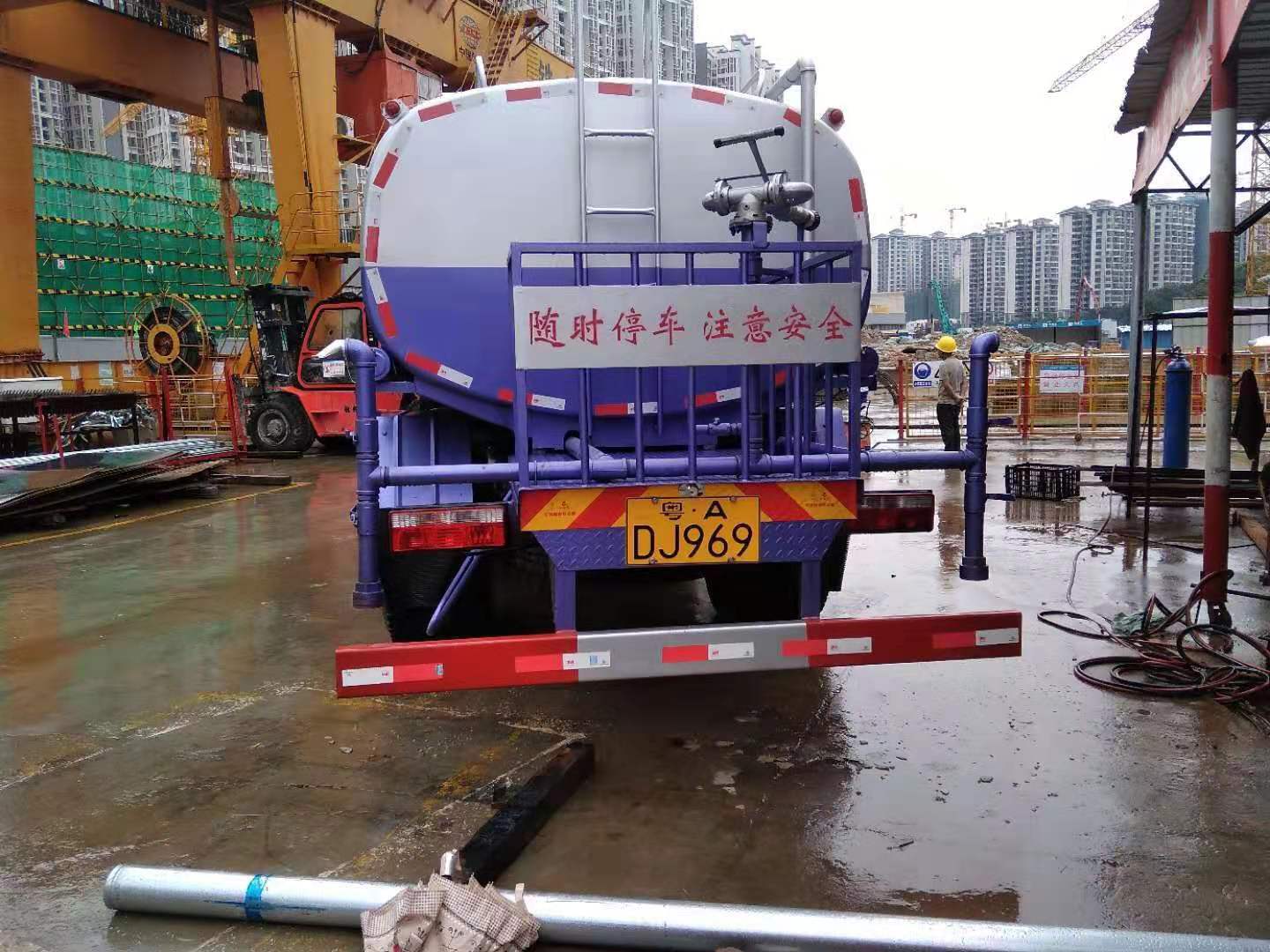 灑水車施工現(xiàn)場(chǎng)